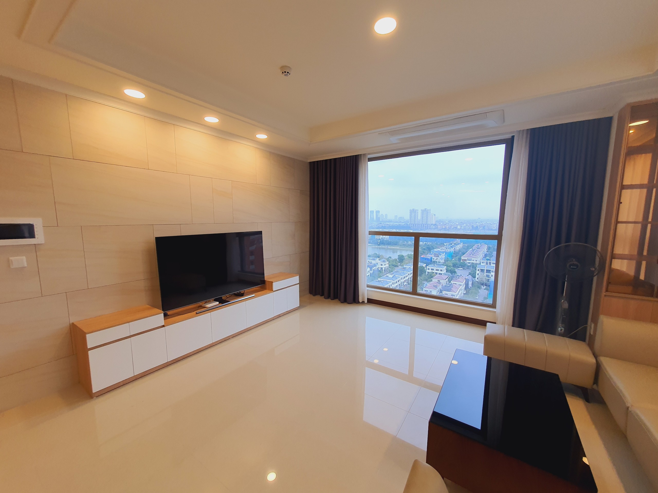 Cho thuê căn hộ 3 phòng ngủ 125m2 tầng trung view hồ chung cư Starlake 3