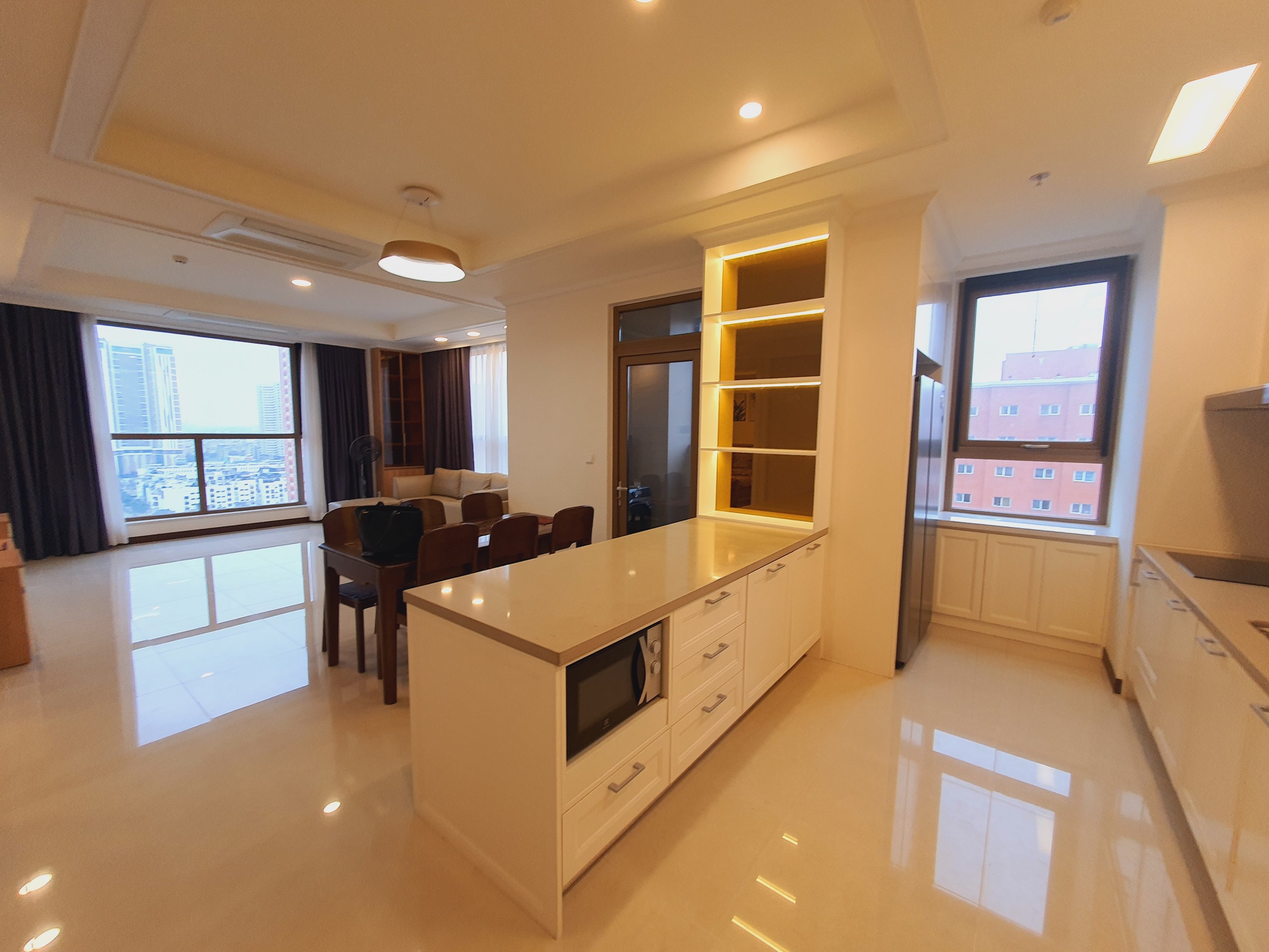 Cho thuê căn hộ 3 phòng ngủ 125m2 tầng trung view hồ chung cư Starlake