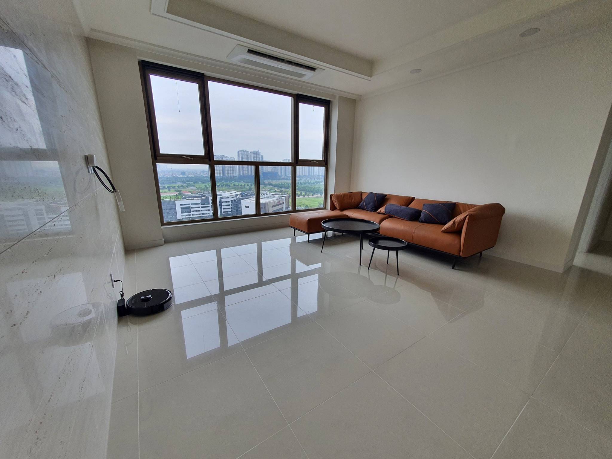 High-floor Starlake apartment for rent at Building 902