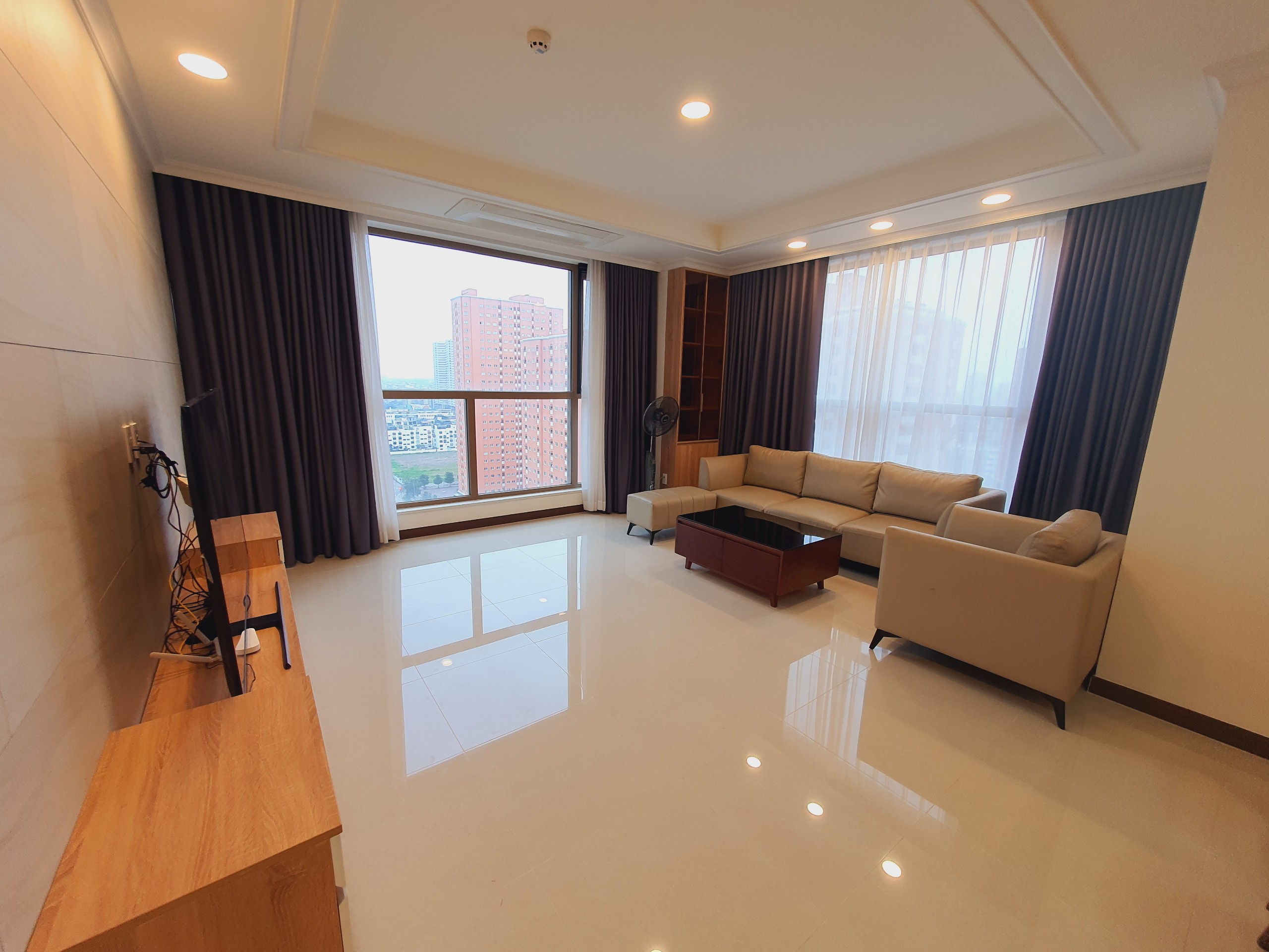 Cho thuê căn hộ 3 phòng ngủ 125m2 tầng trung view hồ chung cư Starlake 4