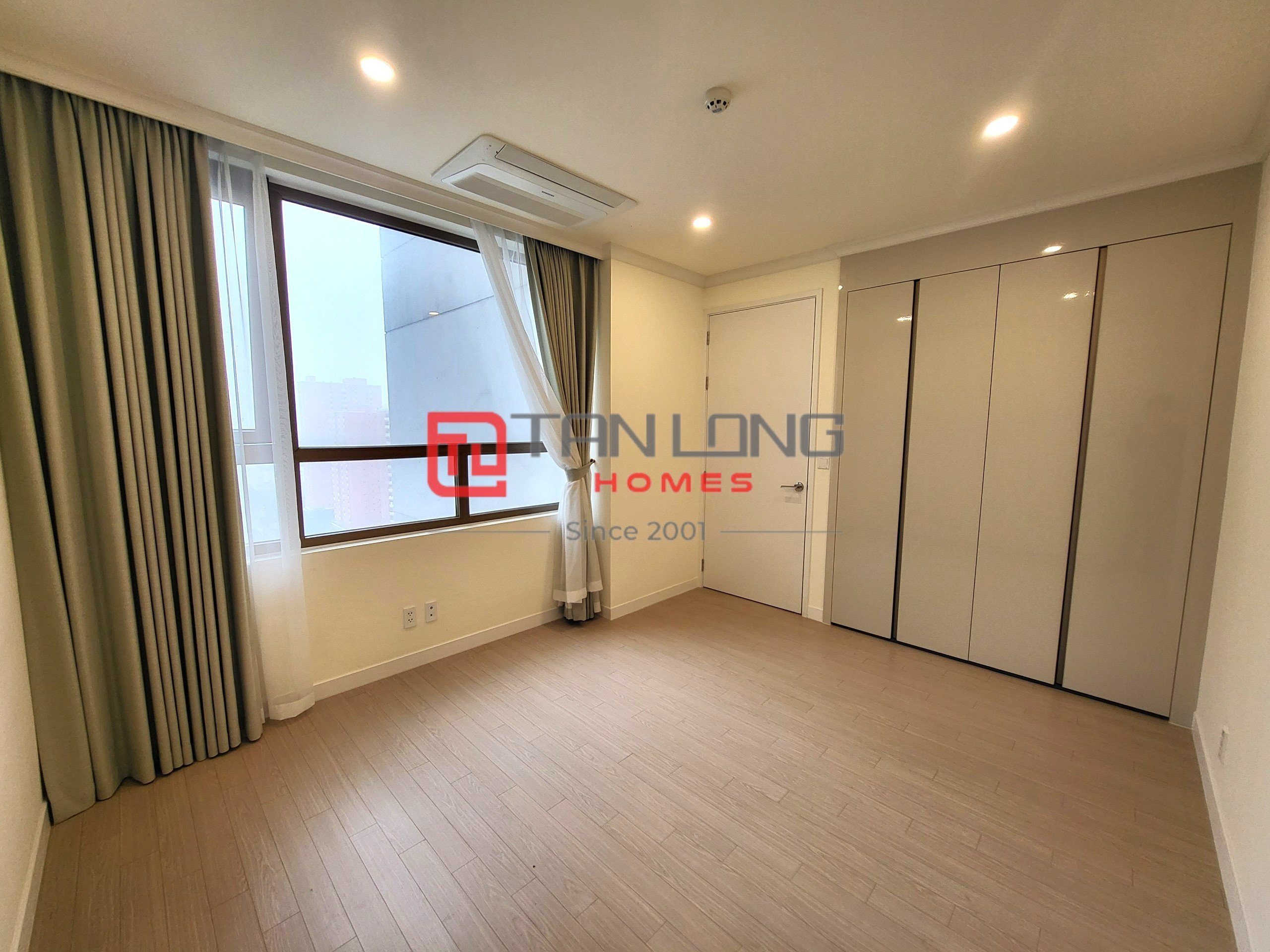 Luxurious 3BR apartment fully equipped with modern furniture for sale in Starlake 6