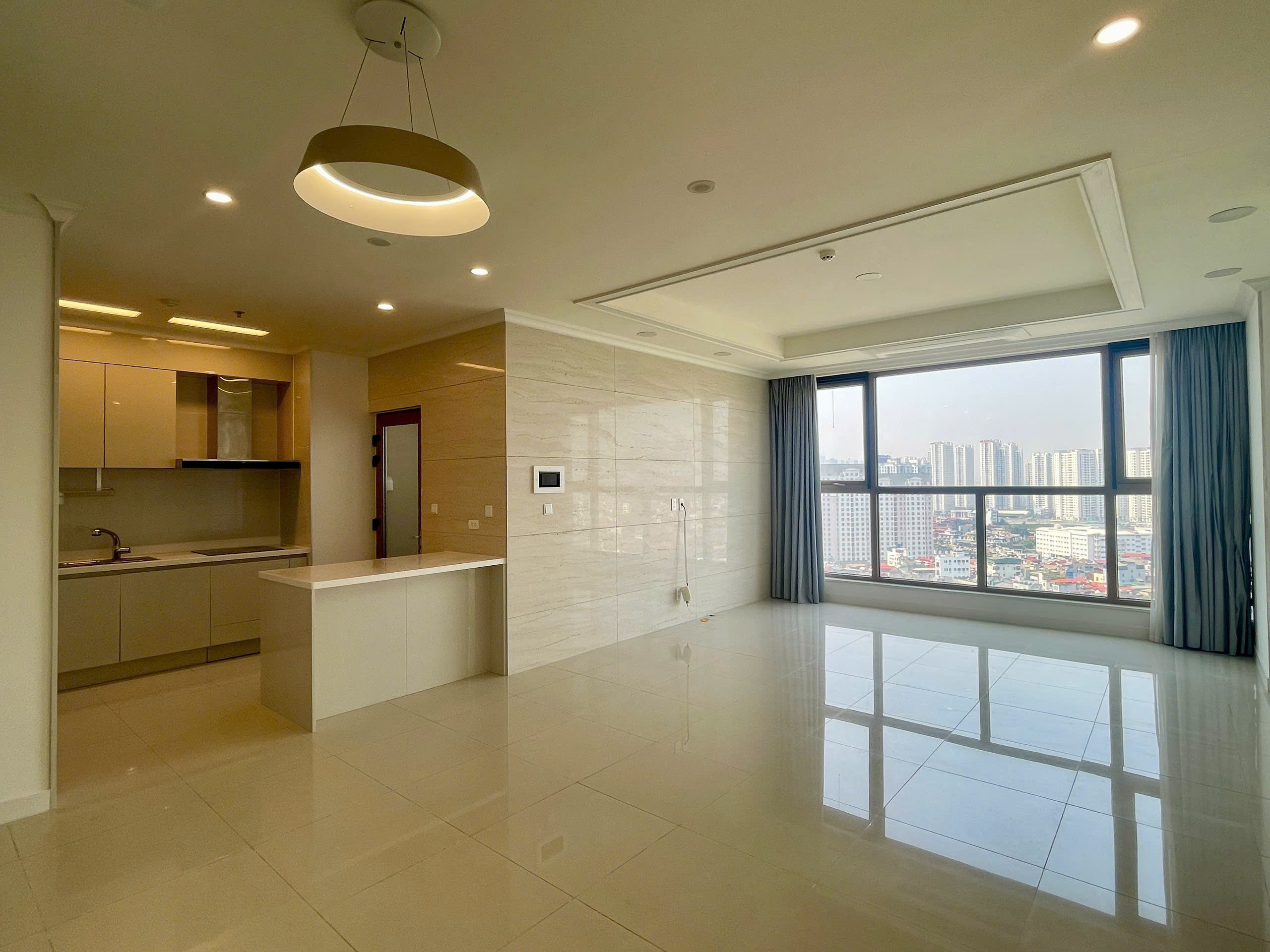 Cho thuê căn hộ 2PN/2WC diện tích 113.2m2 cửa Nam ban công Tây view thành phố chung cư Starlake